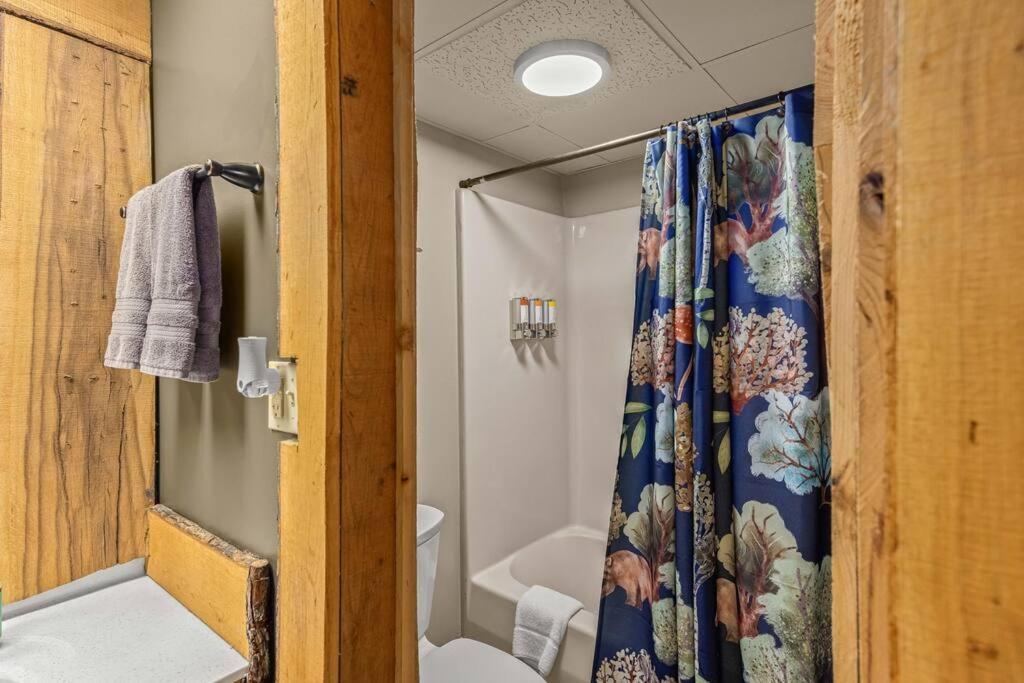 Stonegate Lodge Fire Pit 50In Tv Salt Water Pool Fast Wi-Fi Room #301 Юрика Спрингс Экстерьер фото